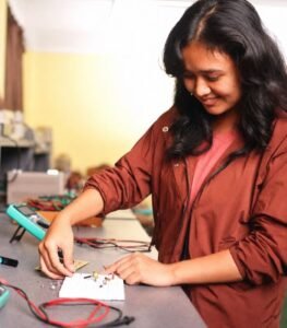 Mr Bijuli Wala Female Electrician Repairing